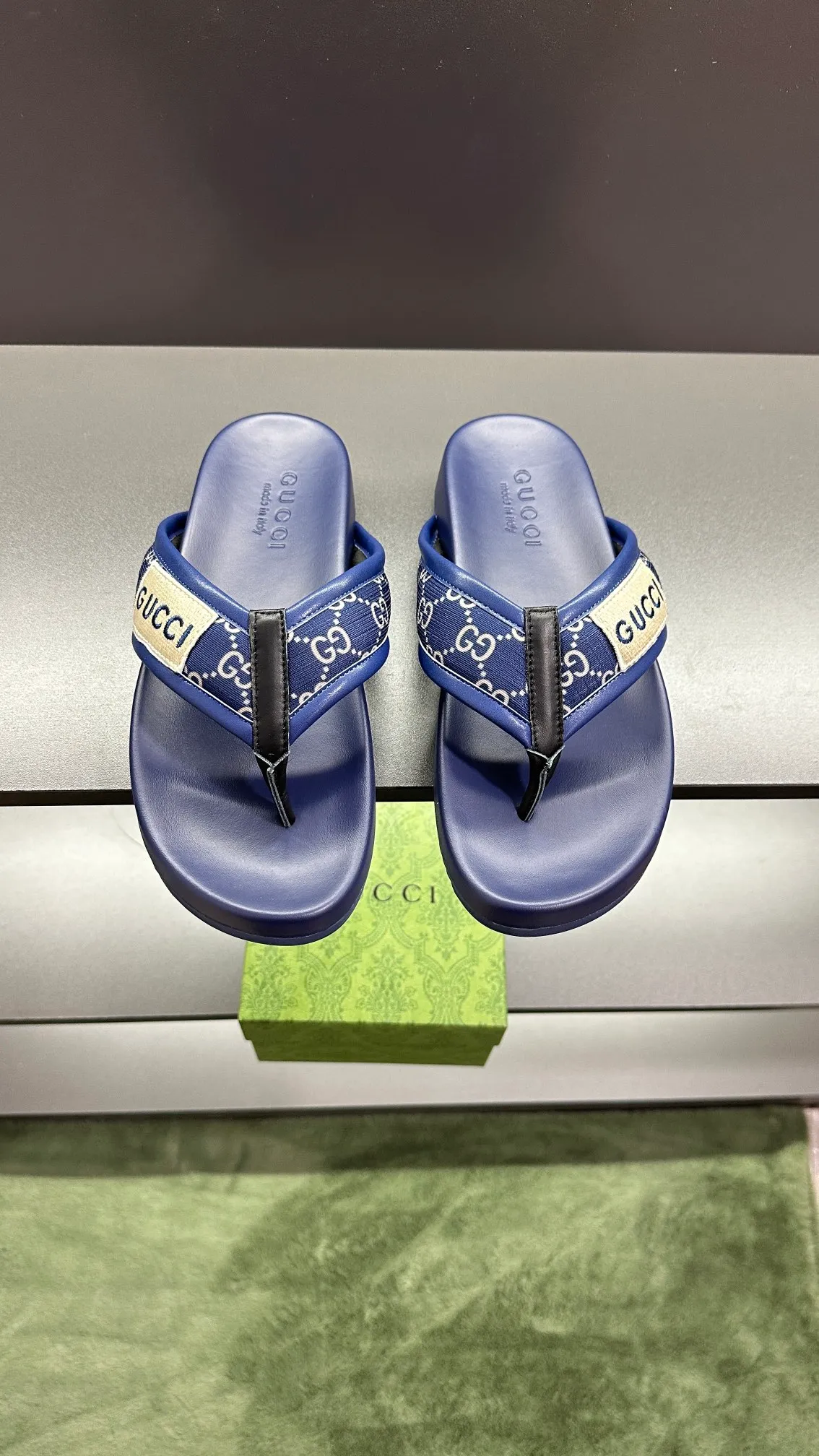 [G Family Couple Style] P: 300💰Female size 36~40 Men's size 39~45, (46. Custom-made Unisex GG slippers This slipper is made of GG polyester fiber and is decorated with a Gucci label on the front, adding a striking logo feel to the style. Beige GG recycled polyester fiber Unisex leather trim "Gucci Made in Italy" embroidered label Rubber sole Flat Made in Italy